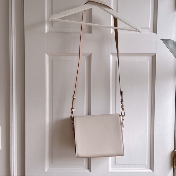 Cream Shoulder Bag with Golden Metal Clasp - Picture 2 of 16